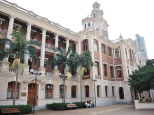 學校(大專 / 中小學 / 幼稚園) 2 1 CW 18 香港大學 1